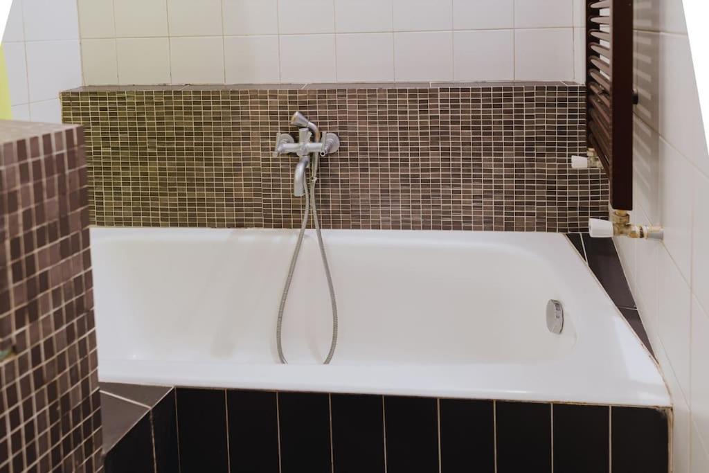 Cosy & Spacious Central Apartment Komotini Exterior foto